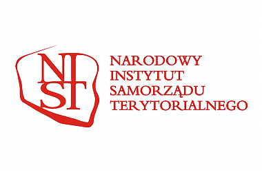  Logotyp Narodowego Instytutu Samorządu Terytorialnego przedstawiający skrót pierwszych liter nazwy jednostki wpisanych w obrys mapy Polski w kolorze czerwonym na białym tle